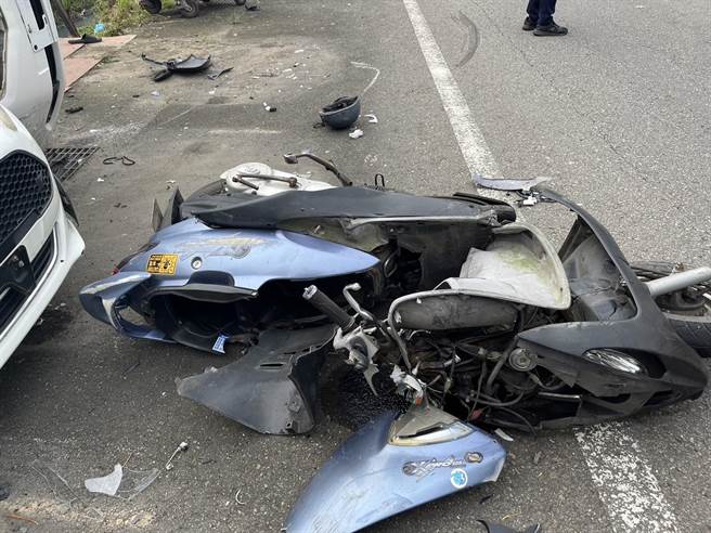 8旬翁开车上路，闯红灯撞飞骑士波及4轿车，自己也四轮朝天。(翻摄照片／蔡依珍桃园传真)