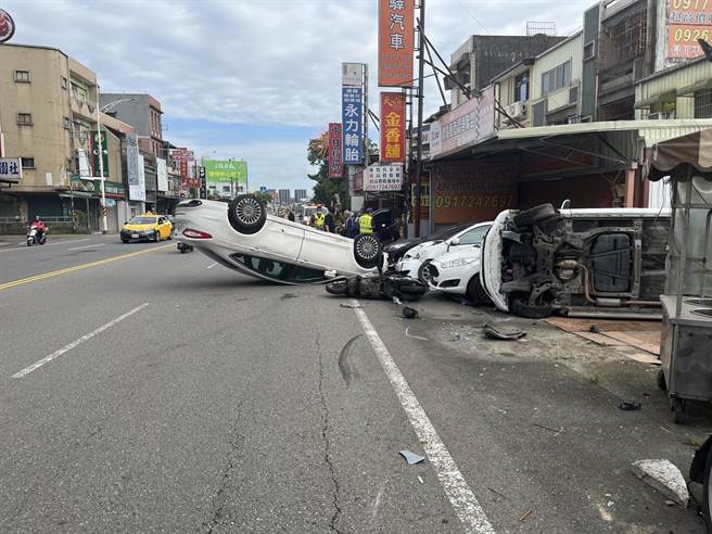 8旬翁开车上路，闯红灯撞飞骑士波及4轿车，自己也四轮朝天。(翻摄照片／蔡依珍桃园传真)