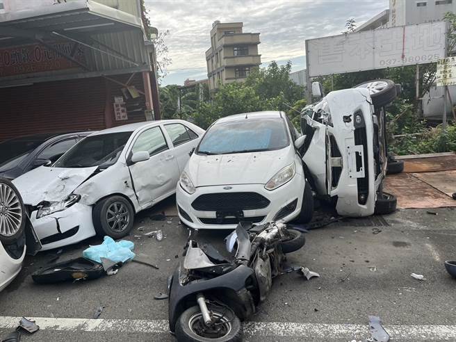 8旬翁开车上路，闯红灯撞飞骑士波及4轿车，自己也四轮朝天。(翻摄照片／蔡依珍桃园传真)