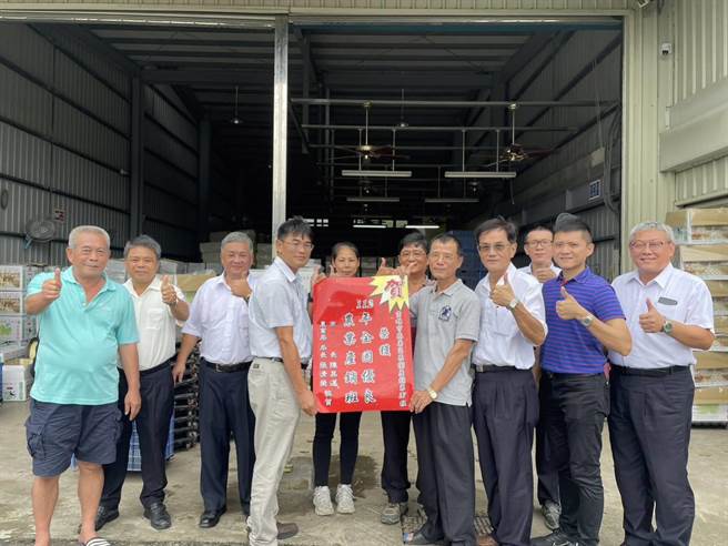 高市府农业局恭贺燕巢区果树产销班第17班荣获2023年全国优良农业产销班殊荣。（高雄市农业局提供／林雅惠传真）