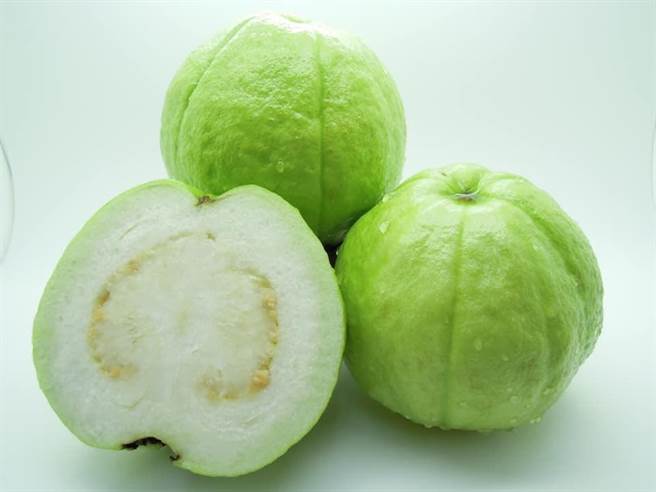 芭乐产销履歷验证面积全国第一的高雄市燕巢区果树产销班第17班，是全家、全联等通路的指定供应商。（高雄市农业局提供／林雅惠传真）