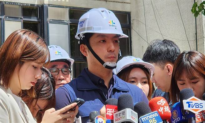 台北市长蒋万安9日前往大直下陷民宅的现场进行视察。（丁上程摄）