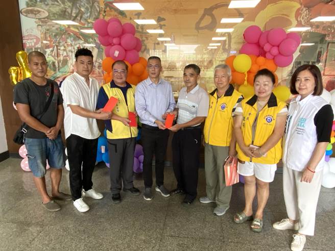金门国际杰人会募捐25万元，昨日下午将善款交给古城里长辛文进(右四)由他代转，帮助弱势家庭度难关。(于家麒摄)