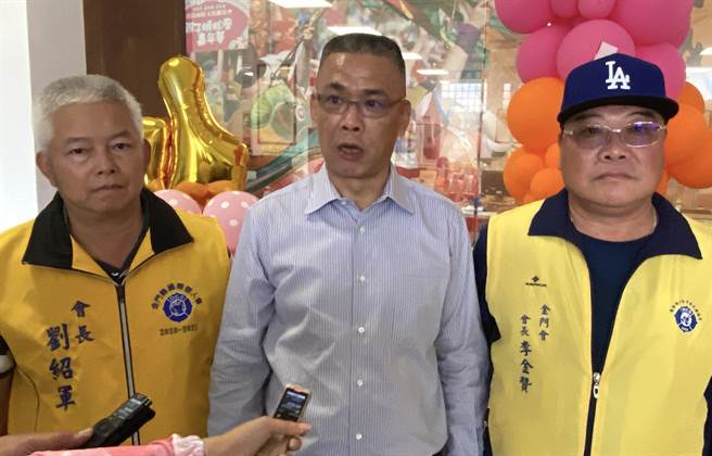 金门国际杰人会创会会长蔡其雍(中)望藉由该会的抛砖引玉，让有能力的人都能来帮助其他需要被帮助的人。(于家麒摄)