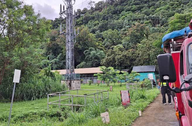 维修高压电塔人员疑遭电击，有一人昏迷挂在高空中，嘉县消防局人车赶到场抢救。（读者提供／廖素慧嘉县传真）
