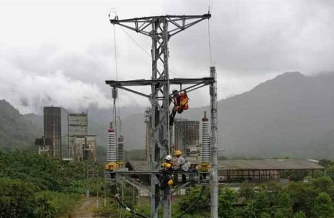 维修高压电塔人员疑遭电击，现场抢救中。（读者提供／廖素慧嘉县传真）