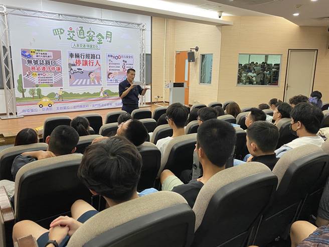 縣警察局也在現場進行交通安全的宣導與有獎徵答，學生反應熱烈。(于家麒攝)