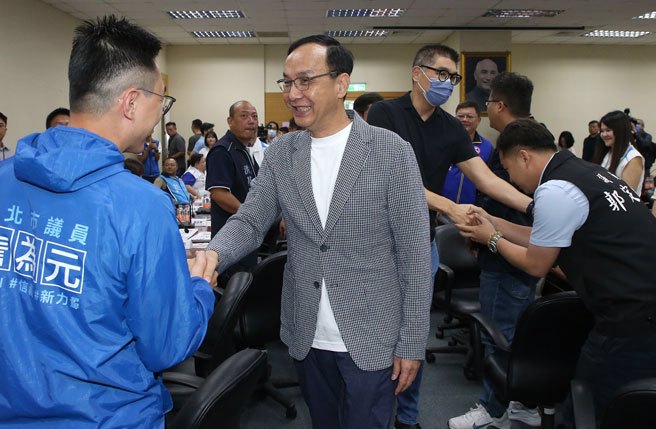 國民黨黨主席朱立倫（前左二）和副主席連勝文（前右二）9日出席在黨中央舉行的「2024總統及立委選舉全國青年助講團」成立記者會，和各縣市40歲以下青年民意代表、青年組織幹部握手致意，希望大家在選舉期間到全國各地替國民黨發聲造勢，下架民進黨政府。（趙雙傑攝）