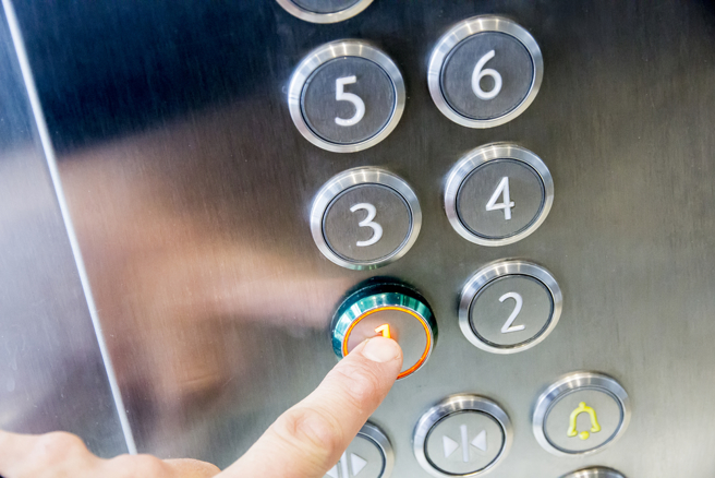 人妻和小叔单独搭电梯，竟被婆婆骂不知羞耻，引起网友讨论。（图／shutterstock）