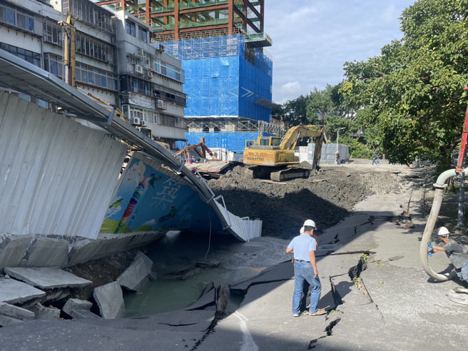 「基泰大直」重大工安事故，造成邻近民宅沉陷，施工单位进行回填。（季志翔摄）