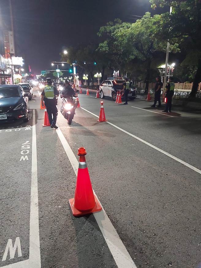嘉义市警方加强在重点路段拦检酒测取缔酒驾。（嘉义市警察局提供／廖素慧嘉市传真）