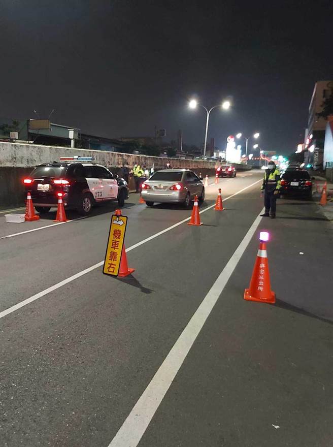 嘉义市警察局在重要交通路段拦检酒测取缔酒驾。（嘉义市警察局提供／廖素慧嘉市传真）