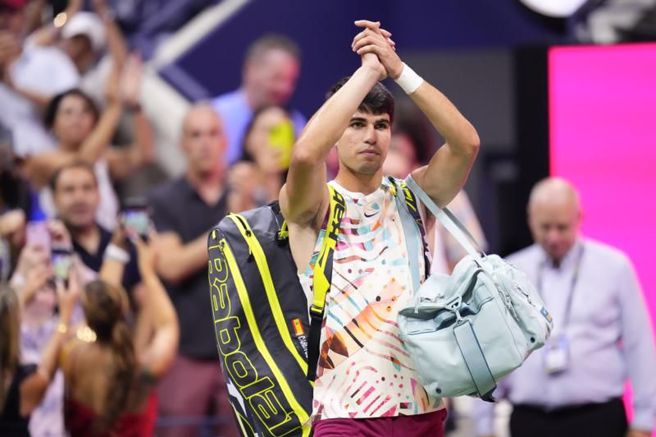 阿卡瑞兹在美网卫冕失败，同时失去球王宝座。（美联社）