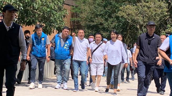 侯友宜今天合体南投县长许淑华参访在地知名企业微热山丘，并提自己会在适当时机公布副手人选。曾雪蒨摄