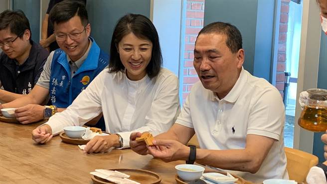 侯友宜称讚南投微热山丘知名的凤梨酥酸中带甜好滋味。曾雪蒨摄