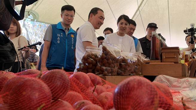 侯友宜亲切跟微热山丘假日市集农民打招呼。曾雪蒨摄