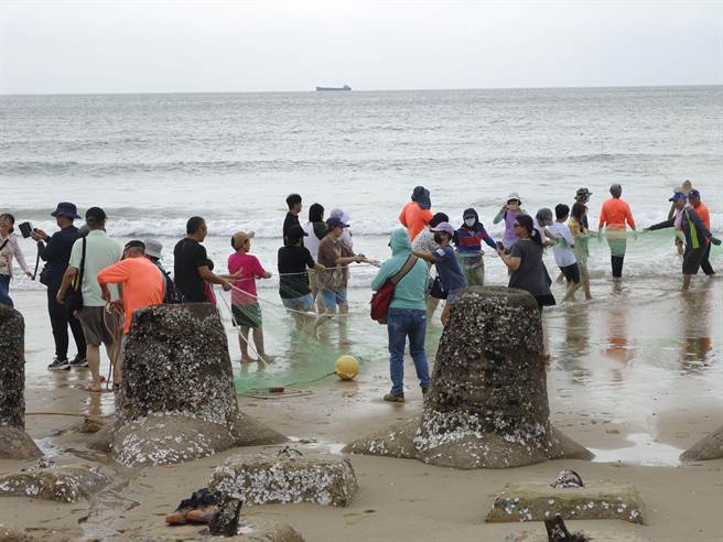「2023金门古蹟日」活动至成功海滩举办「牵罟」传统捕鱼技艺体验，让民眾参与传统捕鱼技能。(图／金门县文化局提供)