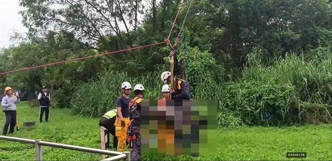 嘉义县消防局人员协同台电人员救援遭电击男工作人员。（读者提供／廖素慧嘉县传真）