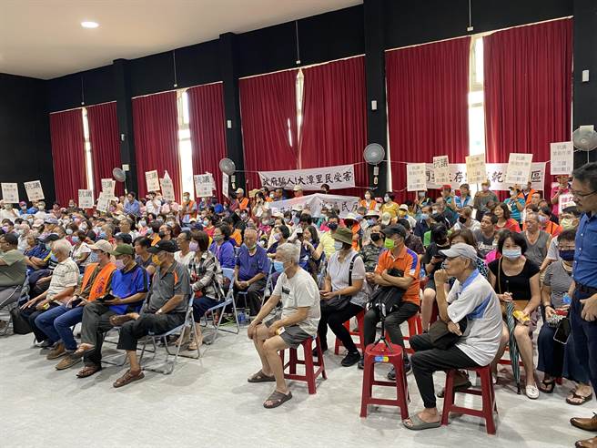 立疆開發10日辦理SRF發電廠設廠說明會，民眾強烈抗議反對設廠。（蔡明亘攝）
