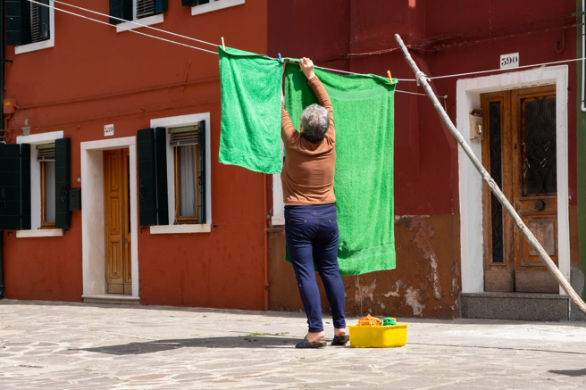 英国家事达人Ann Russell指出，晾毛巾时应该先挂一边，隔30分钟后上下颠倒、再晾一次，就能彻底打开纤维。（示意图／Shutterstock）