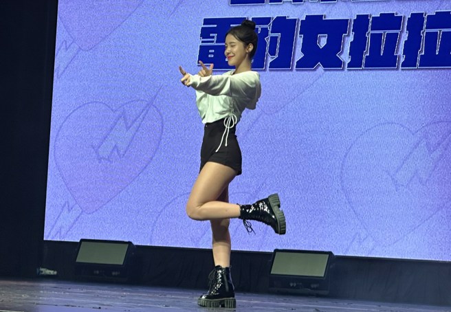 李多慧在台上摆出可爱动作。(黄及人摄)