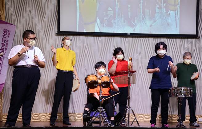 脑麻患者卖力演出，为正在兴建的飞扬天使庄园积极募资。（林和生摄）