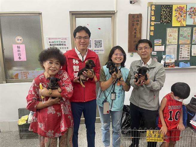 35歲高雄市鳳山區鳳東里里長蔡瑋寧（中）結合社區志工，落實守護街貓計畫，並推廣生命教育宣導活動，獲得評委一致肯定，榮獲友善動物傑出里長，也是本屆最年輕的得獎人。（高雄市農業局提供／林雅惠傳真）