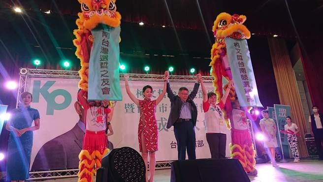 台湾民眾党主席柯文哲（左三）9日在台南市南区劳工育乐中心举办总统竞选总部成立大会。（程炳璋摄）