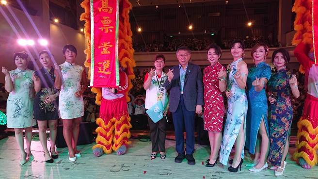 民眾党女干部一起穿起旗袍，祝福柯文哲（右五）旗开得胜。（程炳璋摄）