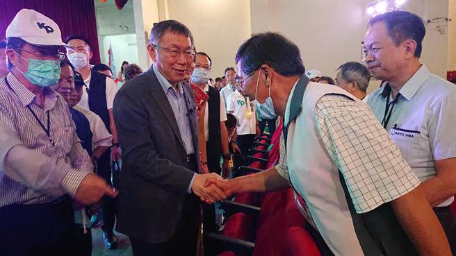 现场民眾热情与民眾党主席柯文哲（左二）握手。（程炳璋摄）
