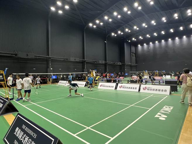 为让羽球运动向上提升，健身业者举办优漾杯育苗与球邀请赛，吸引30多支国中小及高中队伍参赛，9日热闹开打。(林欣仪摄)