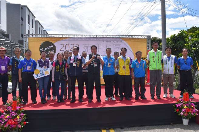 苑里镇农会9日上午举办1111丹参节的前期活动「找稻幸福」起手式，苗栗县长锺东锦到场致意。（谢明俊摄）