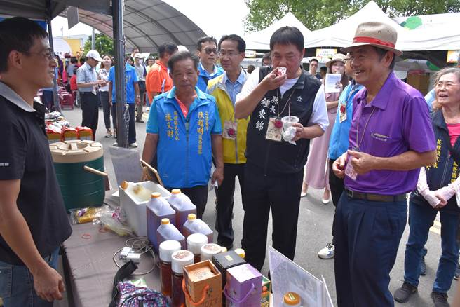 苑里镇农会9日上午举办「找稻幸福」活动，苗栗县长锺东锦试喝蜂蜜水。（谢明俊摄）