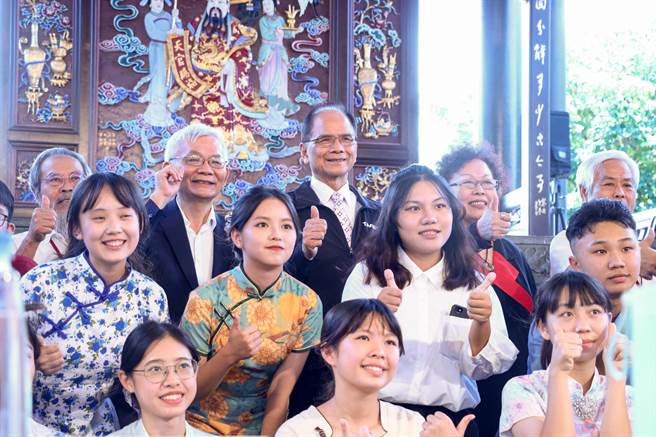 立法院长游锡堃（后排中）今赴宜兰参加活动。（李忠一摄）