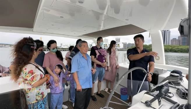 大批民眾登船体验游艇的魅力。（洪荣志摄）