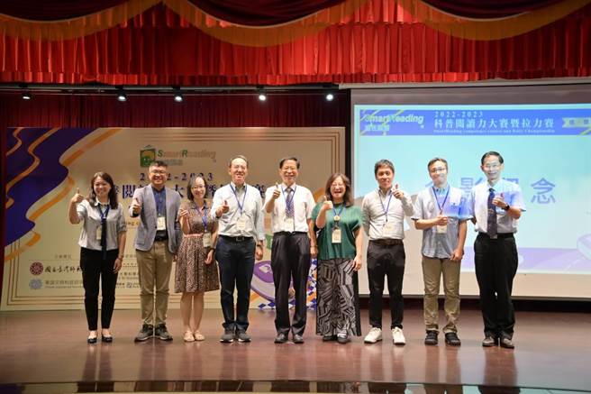 2023-2024科普閱讀力大賽今(9)日舉行開幕儀式，出席貴賓包括台師大副校長宋曜廷(右五)、台灣自然科學博物館館長焦傳金(右四)、台大科學教育中心執行長賴亦德(右二)、泛科知識股份有限公司總經理馮瑞麒(右八)、數感教育有限公司創辦人賴以威(右三)、清華大學附設小學老師葉惠貞(右四)。(台師大提供／李侑珊台北傳真)