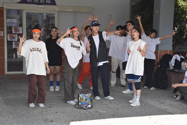 苗栗县公馆乡公所举办「舞动隘寮夏舞蹈赛」来自桃园的高中舞队赛前热身。（谢明俊摄）