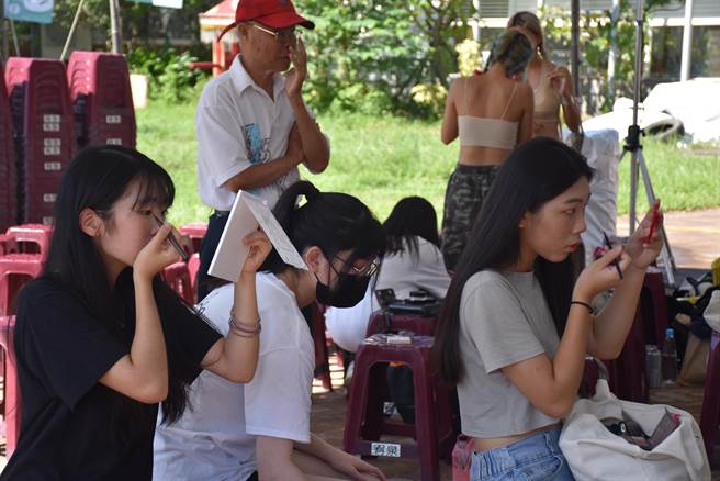 苗栗县公馆乡公所举办「舞动隘寮夏舞蹈赛」参赛队伍赛前化妆整理参赛服装。（谢明俊摄）