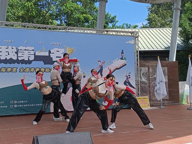 苗栗县公馆乡公所举办「舞动隘寮夏舞蹈赛」台北华岗艺校7人舞团展现职业水准。（谢明俊摄）