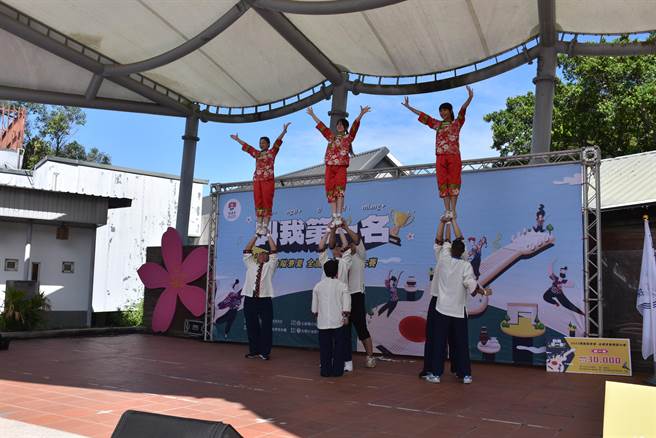 苗栗县公馆乡公所举办「舞动隘寮夏舞蹈赛」啦啦队热身表演。（谢明俊摄）
