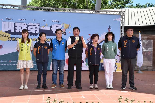 苗栗县公馆乡公所举办「舞动隘寮夏舞蹈赛」苗栗县长锺东锦鼓励长辈多跳广场舞健身。（谢明俊摄）