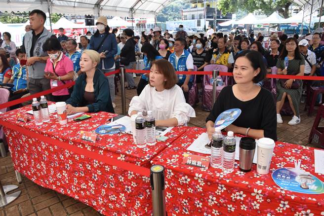 苗栗县公馆乡公所举办「舞动隘寮夏舞蹈赛」请来3名评审评选。（谢明俊摄）