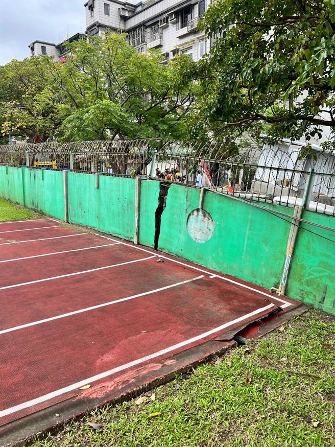 道明外僑學校下周一經評估可恢復正常上課，另外，北市教育局認助清寒基金會將提供受災師生急難救助金。圖為道明外僑學校受損外牆。（北市教育局提供）