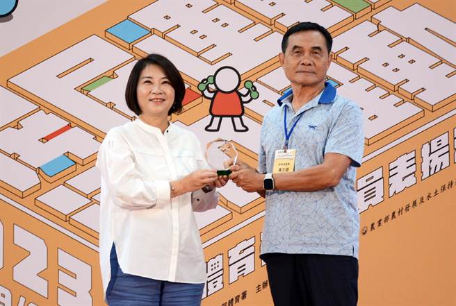 投入田徑人才培訓數十年，潘文道從屏東縣長周春米手上接過體育終身成就獎。(林和生攝)