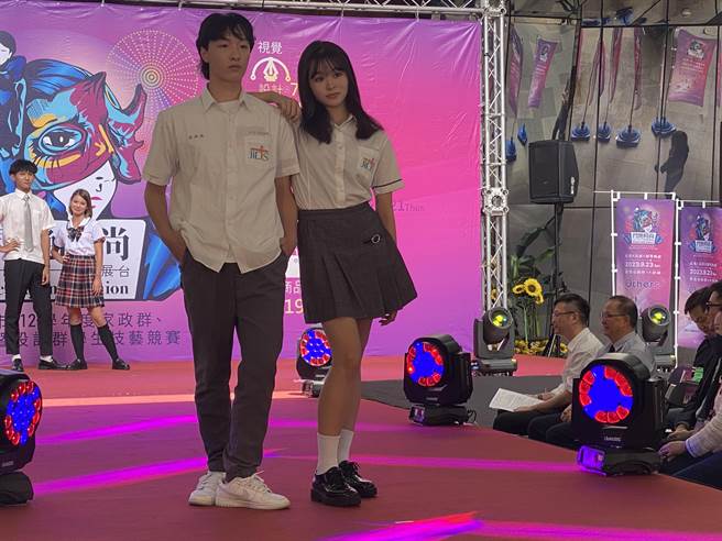 樟樹實驗中學的男女同學自信的穿上校服走秀，贏得觀眾如雷喝采。（高鈞麟攝）