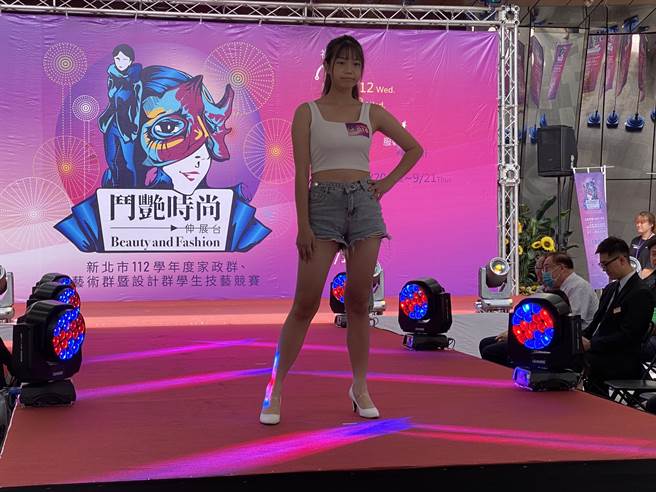 重頭戲是自各高中的182位模特兒初賽海選，他們都是第一次走上伸展台，雖然表現略顯緊張、生澀，不過勇於登台表現的勇氣，同樣贏得掌聲鼓勵。（高鈞麟攝）