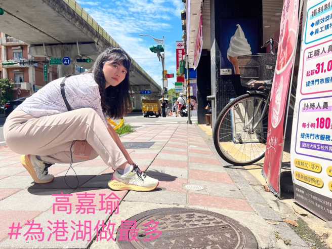 民进党立委高嘉瑜指出，基泰碧湖建案旁，人行道也出现挤压倾斜的邻损状况。(翻摄自高嘉瑜脸书)
