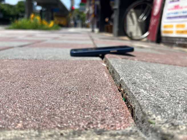 民进党立委高嘉瑜指出，基泰碧湖建案旁，人行道也出现挤压倾斜的邻损状况。(翻摄自高嘉瑜脸书)