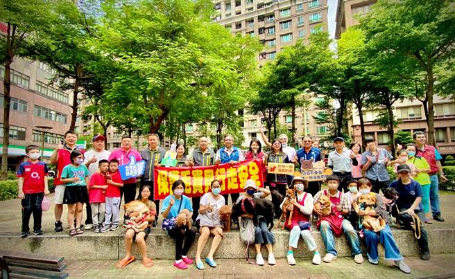 新北市动保处于中和民有宠物公园举行重视毛宝贝行走安全活动，特别聘请训犬师为犬只做行为训练教学。（新北市动保处提供）