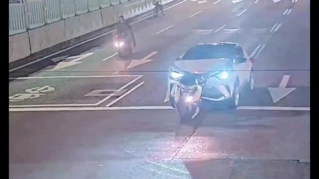 张姓驾驶追撞前方重机后，「车头刁住重机」沿路开。（翻摄画面）